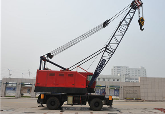 Gummi Tyred Harbour Crane